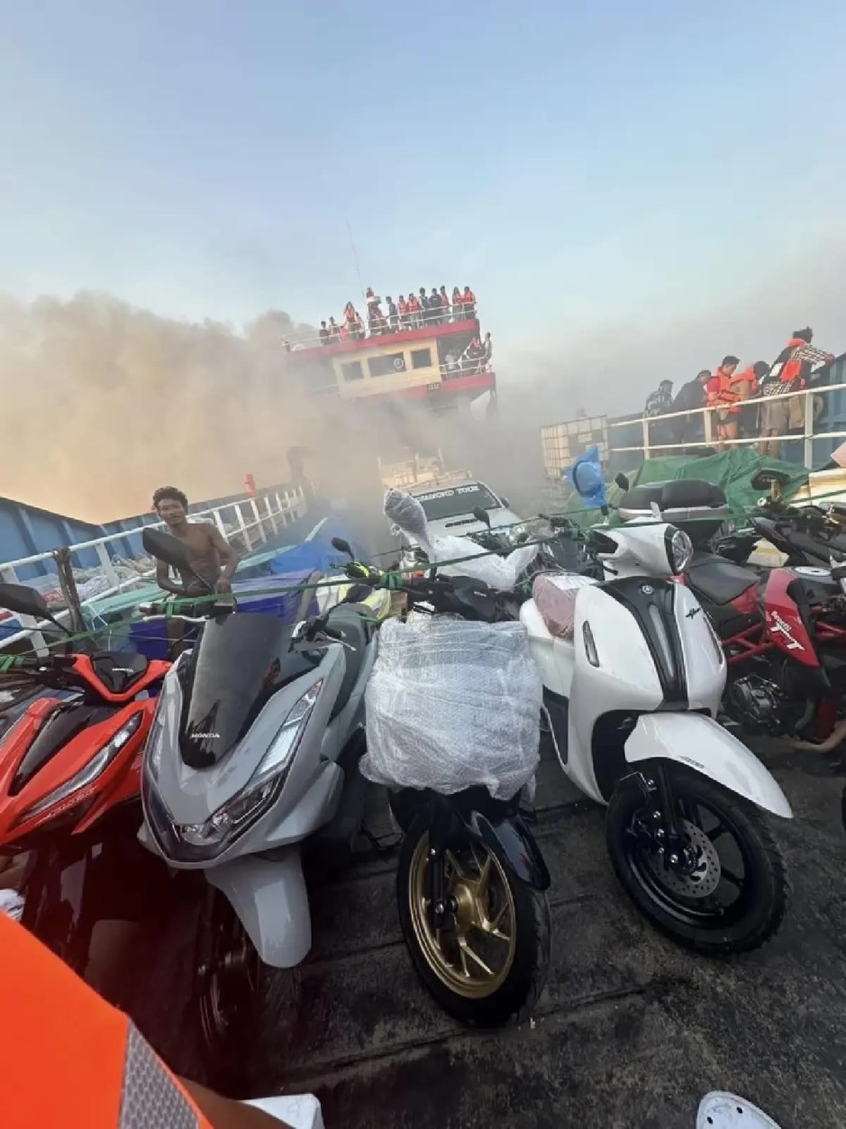 In Surat Thani gerät eine Nachtfähre in Brand. Bild: Nation TV