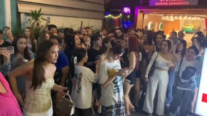Thailändische und philippinische Ladyboys prügeln sich in Bangkoks Sukhumvit Road Soi 11. Foto: The Nation