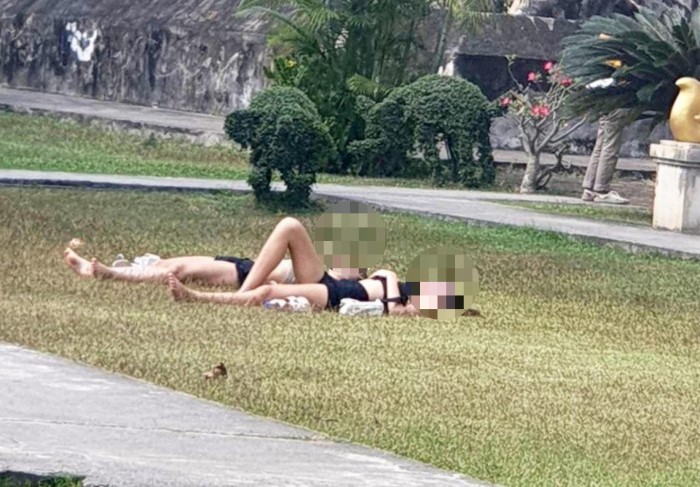 Zwei westliche Frauen genießen ein Sonnenbad im Tempel. Foto: The Nation