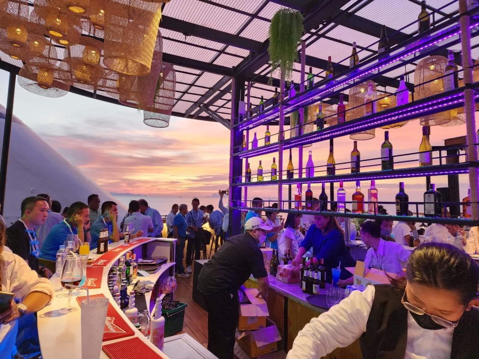 Die Freiluftbar der Blue Dolphin. Foto: Richard Barrow