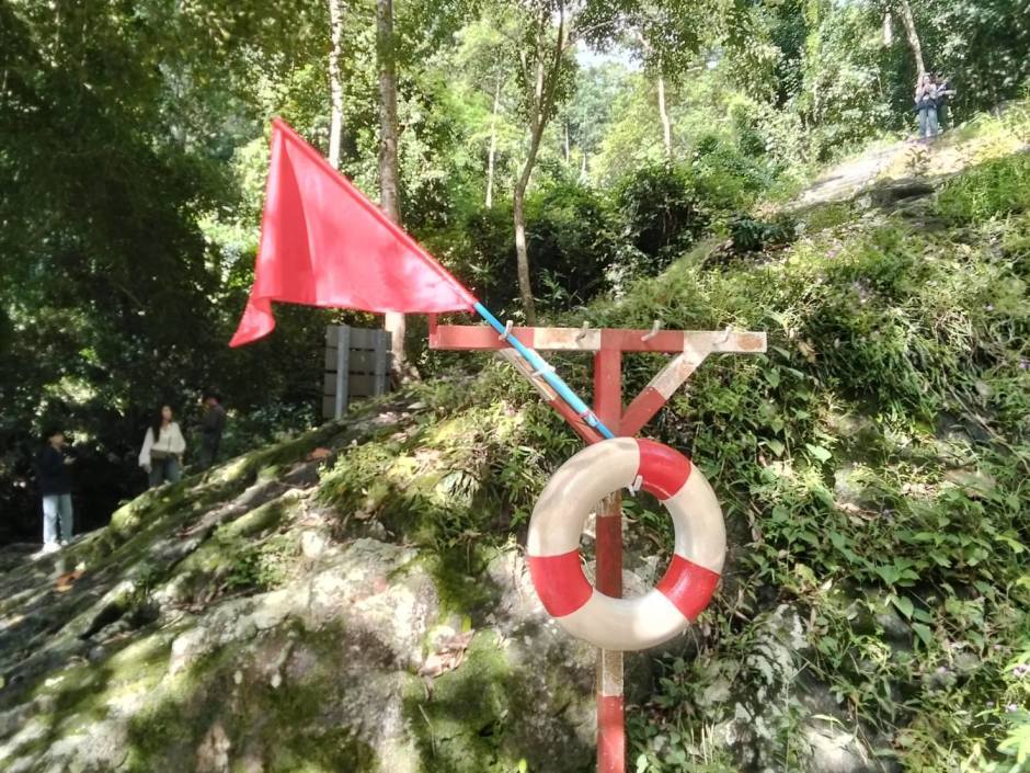Warnsignal am Hang: Besucher werden aufgefordert, bei steigendem Wasserstand sofort sichere Zonen aufzusuchen. Bild: Department of National Parks, Wildlife and Plant Conservation (DNP)
