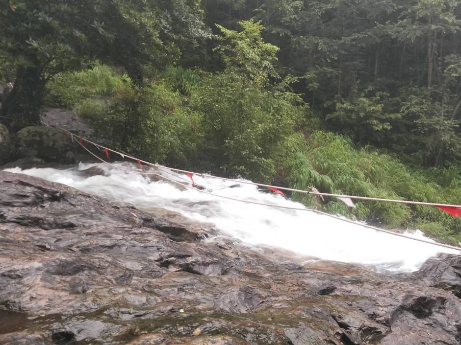 Nach starken Regenfällen sichern Absperrseile und Warnfahnen gefährliche Bereiche entlang des reißenden Wassers. Bild: Department of National Parks, Wildlife and Plant Conservation (DNP)