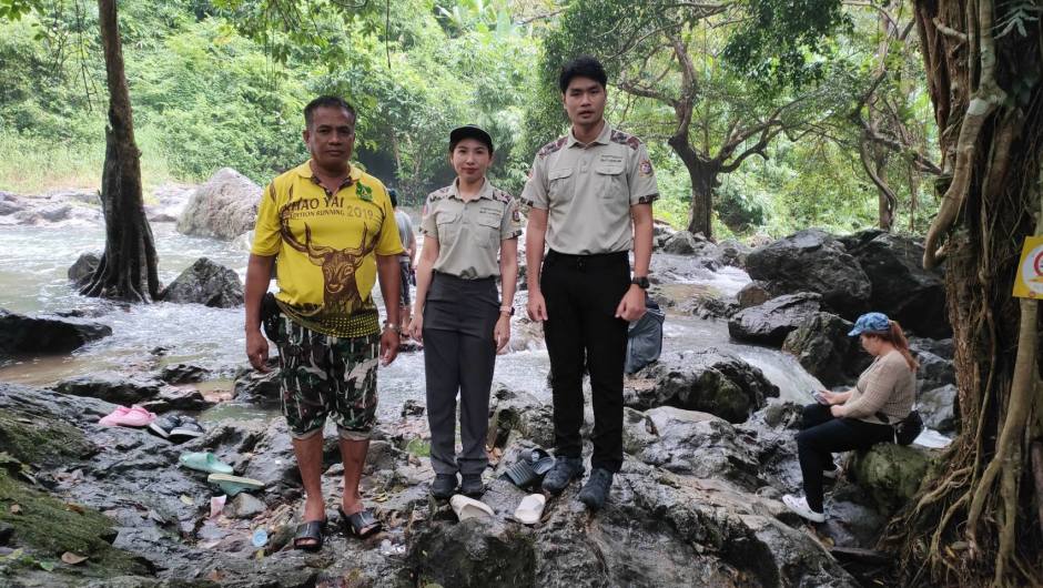 Ranger und Mitarbeiter des Nationalparks kontrollieren die Sicherheitslage und informieren Besucher vor Ort. Bild: Department of National Parks, Wildlife and Plant Conservation (DNP)