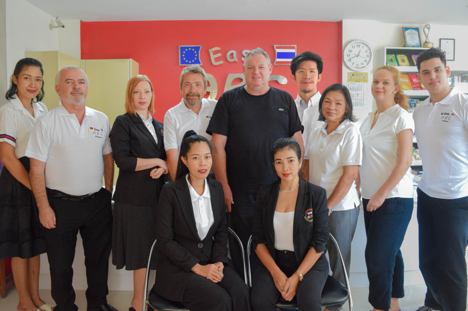Wolfgang Payer (M.) und sein Team stehen Ihnen gerne zur Verfügung – in der Easy ABC Sprachschule Pattaya.