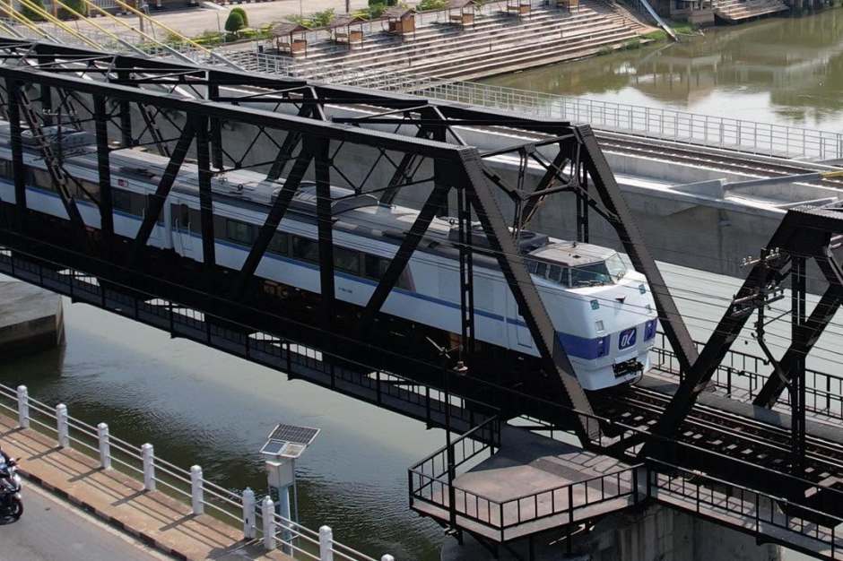 Der japanische Triebwagen KIHA 183 kommt bei den Sonderfahrten zu Natur-, Kultur- und Ausflugszielen während der Regenzeit zum Einsatz. Bild: State Railway of Thailand