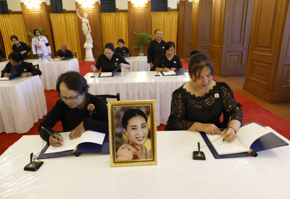 Besucher tragen sich in die Kondolenzbücher ein, die für die öffentliche Trauerbekundung im Sahathai-Samakhom-Pavillon ausgelegt wurden. Foto: epa/Rungroj Yongrit
