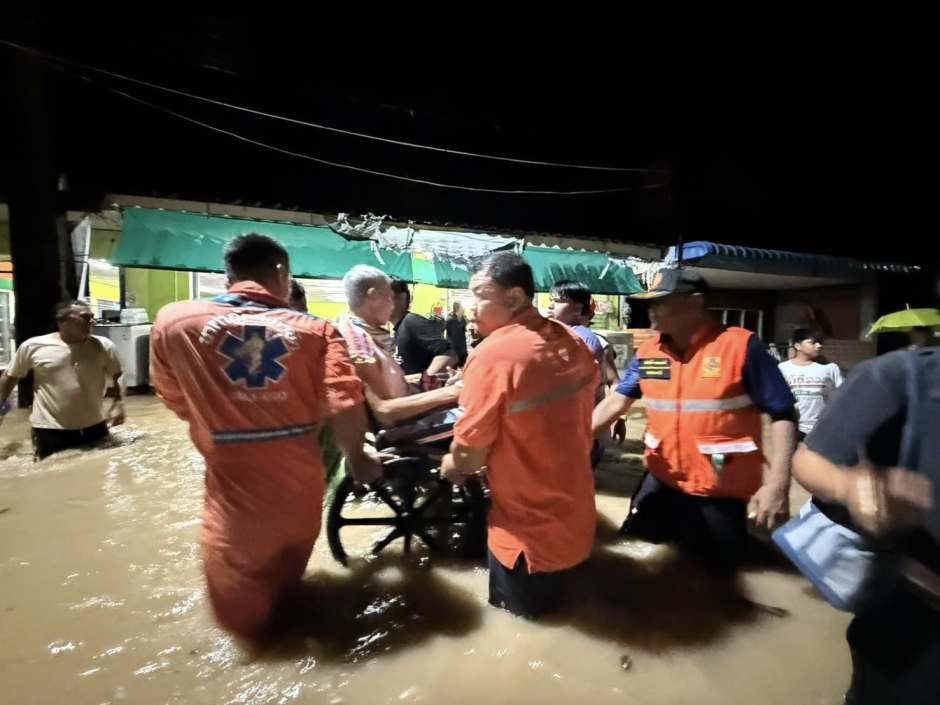 Bild 2: Rettungskräfte evakuieren einen Anwohner aus einem überschwemmten Wohngebiet in der Provinz Krabi. Bild: DDPM