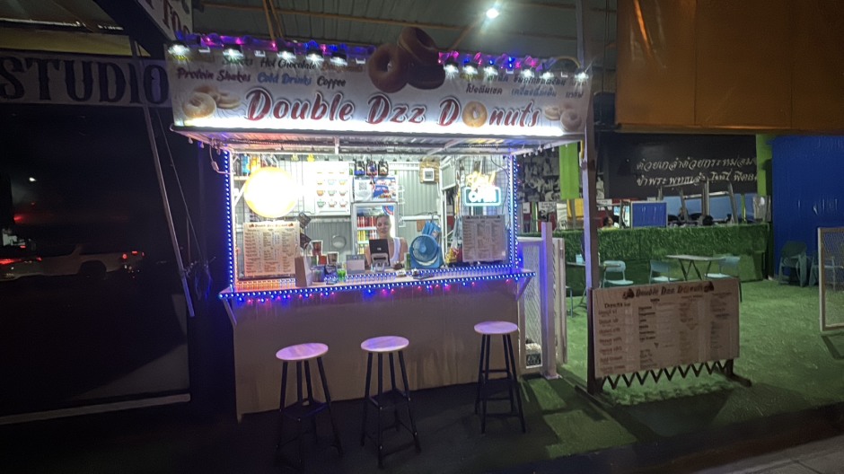 Vor diesem Donutstand in Pattaya Süd soll sich der Trickdiebstahl laut Ermittlungen ereignet haben. Bild: TMN.TV