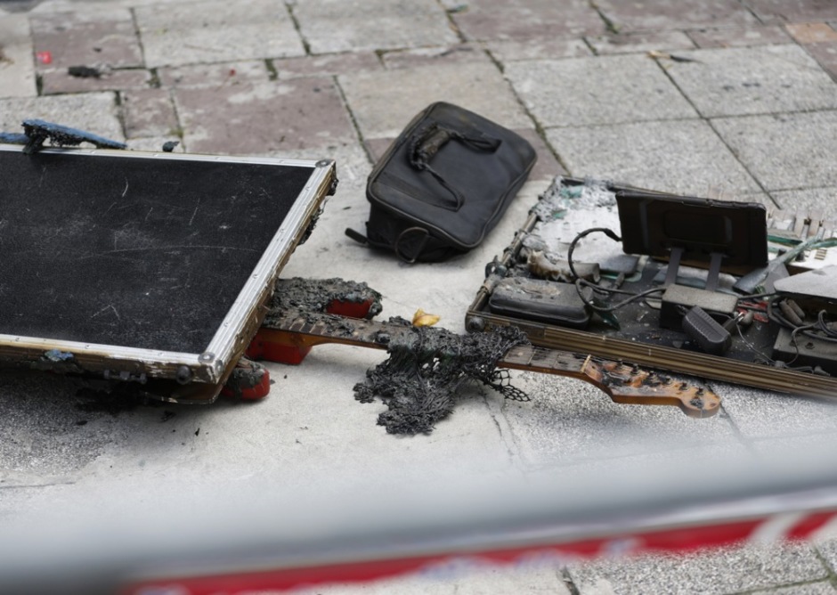 Bei der Spurensicherung sichergestellte, durch das Feuer beschädigte Gegenstände sollen Hinweise auf Ursache und Verlauf der Brandkatastrophe liefern. Foto: epa/Rungroj Yongrit