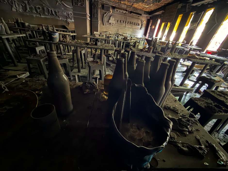 Verkohlte Tische, Stühle und Einrichtungsgegenstände verdeutlichen das Ausmaß der Zerstörung nach dem verheerenden Feuer in dem Restaurant mit Live-Musik. Bild: Bangkok Metropolitan Administration (BMA)