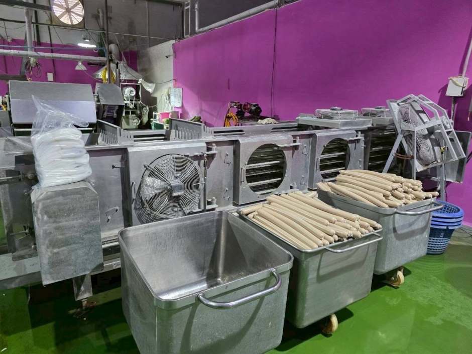 Bei der Inspektion dokumentierten die Ermittler Produktionsanlagen und Ausrüstung der stillgelegten Fleischverarbeitung. Bild: FDA Thailand