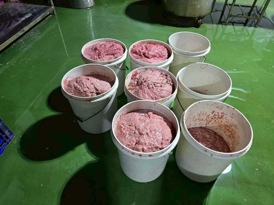 Auch Rohstoffe und Fleischmassen wurden als Beweismittel sichergestellt und zur weiteren Untersuchung erfasst. Bild: FDA Thailand