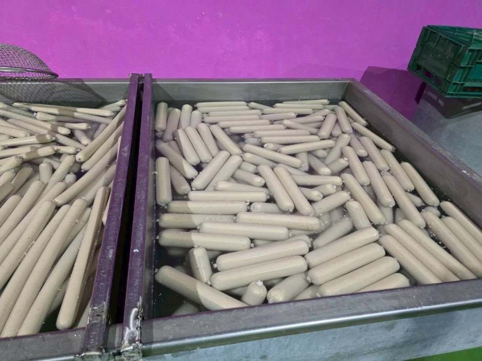 Während der Kontrolle entdeckten die Behörden große Mengen verarbeiteter Wurstwaren in den Produktionsräumen. Bild: FDA Thailand