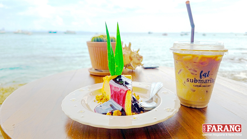 Im Fat Submarine hinter dem Markt in Na Baan locken Blueberry Cheesecake und der Blick aufs Meer.