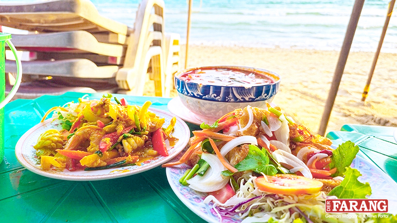 Frisch zubereitete Thai-Gerichte gehören am Samae Beach zum Stranderlebnis dazu. Die Preise sind günstig.