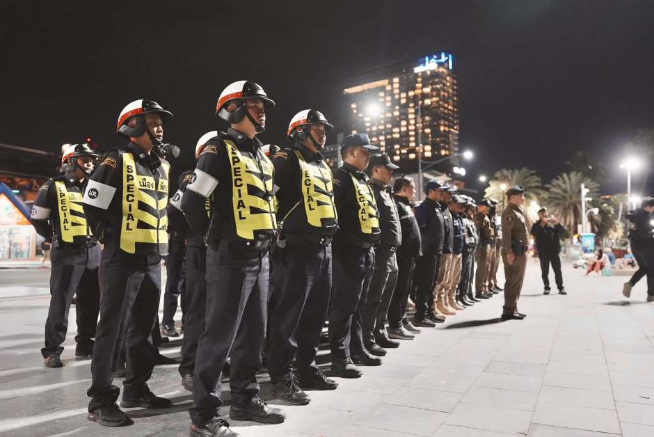 Einsatzkräfte verschiedener Behörden treten vor Beginn der Kontrollaktion am Pattaya Beach zur Lagebesprechung an. Bild: PR Pattaya