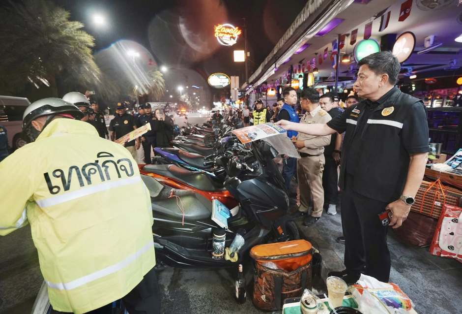 Kiatisak Sriwongchai informiert sich vor Ort über die Durchsetzung der neuen Regelungen entlang der Beach Road. Bild: PR Pattaya