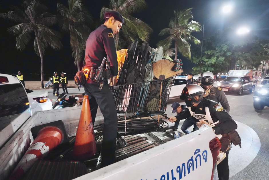 Sichergestellte Gegenstände werden im Rahmen der Kontrollaktion vom Strandbereich abtransportiert. Bild: PR Pattaya
