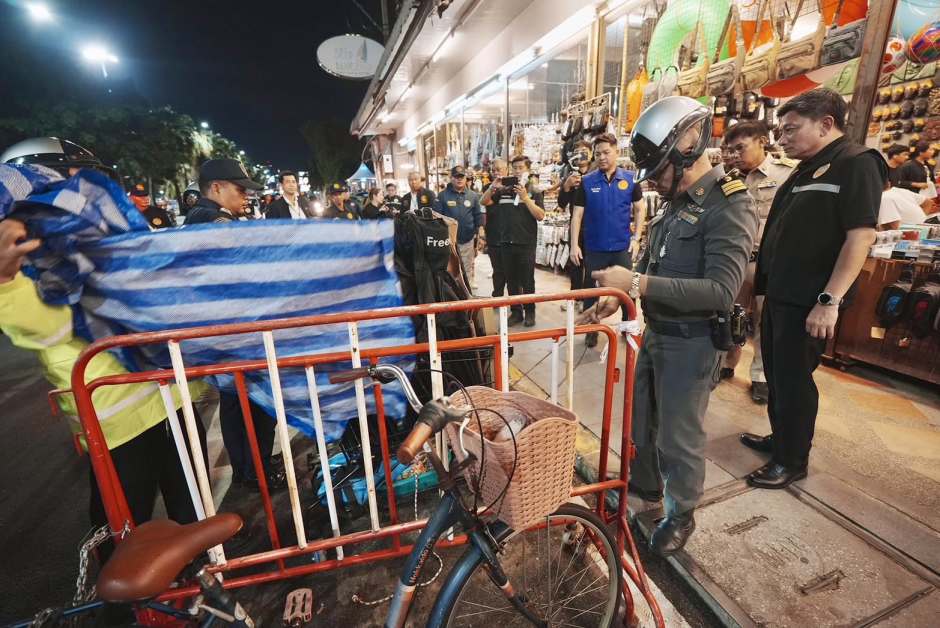 Behördenmitarbeiter räumen abgestellte Gegenstände von Gehwegen, um öffentliche Flächen für Fußgänger freizuhalten. Bild: PR Pattaya