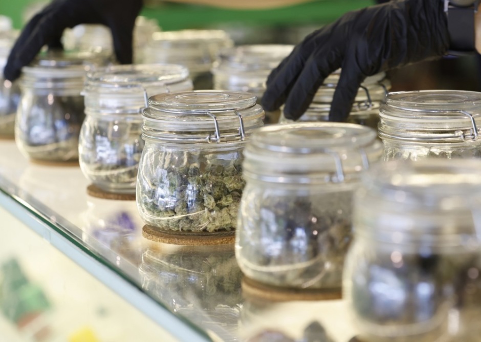 Cannabisblüten in Gläsern: Neue Vorschriften und teurere Beschaffung stellen Shops in Thailand vor Probleme. Foto: epa-efe/Narong Sangnak