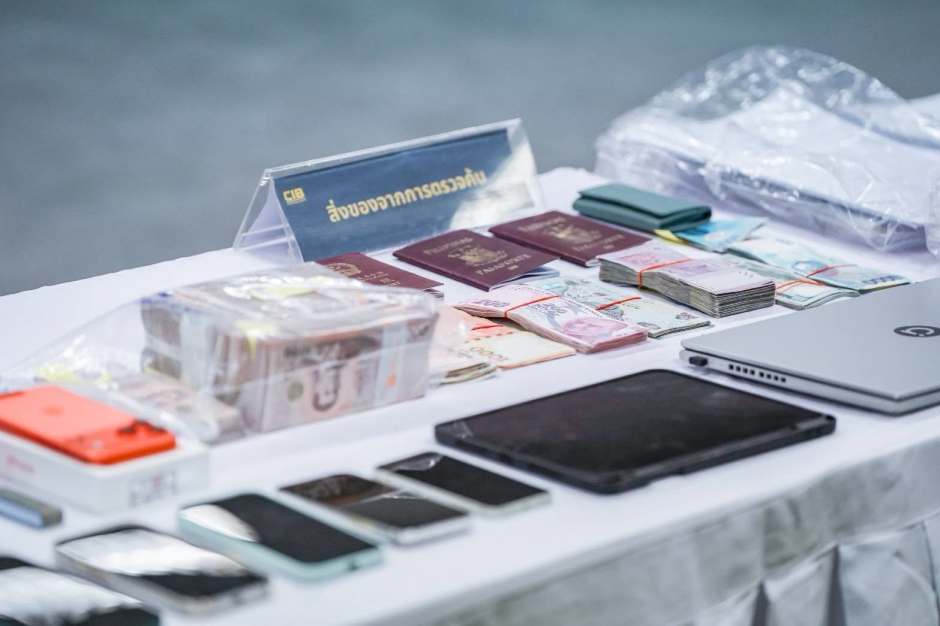 Neben Reisepässen beschlagnahmten die Ermittler Bargeld, elektronische Geräte und weitere Beweismittel aus den durchsuchten Objekten. Bild: Central Investigation Bureau (CIB)