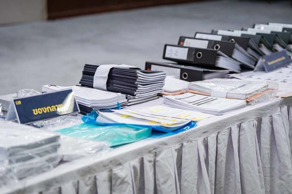 Bei den Durchsuchungen stellten die Ermittler zahlreiche Geschäftsunterlagen, Aktenordner und Dokumente als Beweismittel sicher. Bild: Central Investigation Bureau (CIB)