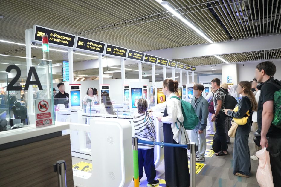 Die E-Gates stehen Passagieren aller Nationalitäten zur Verfügung und sollen den Passagierfluss an den Ausreisekontrollen beschleunigen. Foto: Phuket Airport