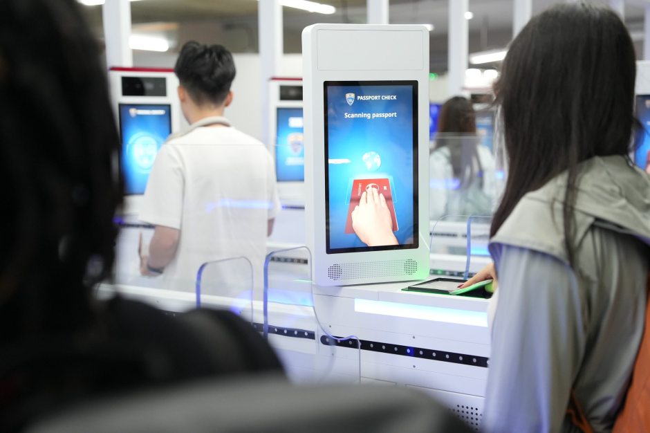 An den neuen Kontrollstationen werden Reisedokumente digital erfasst und überprüft. Foto: Phuket Airport