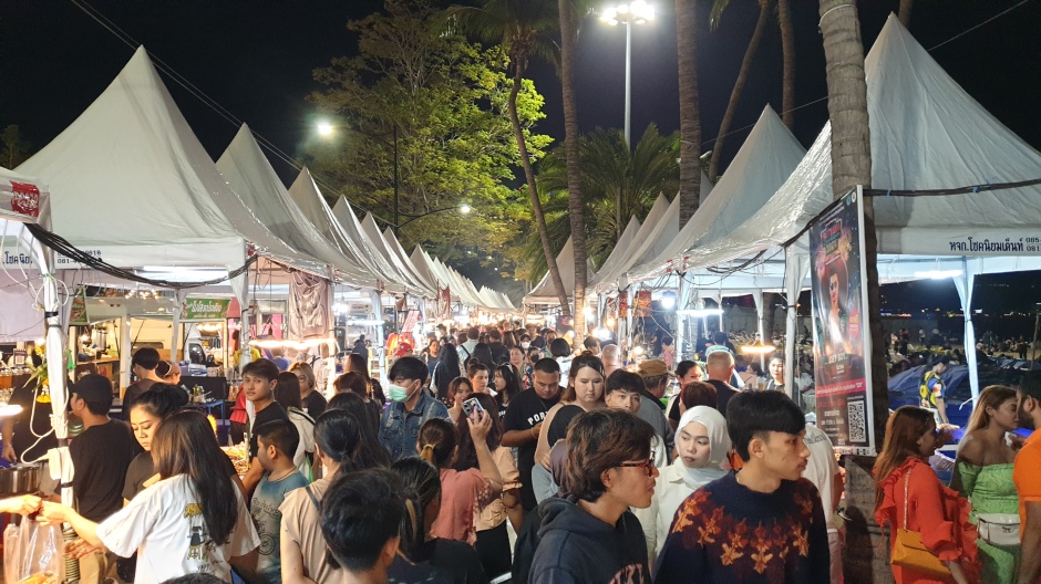 Die Marktmeile auf der Pattaya Beach Road bietet Thai-Street-Food in allen Facetten. Foto: Jahner