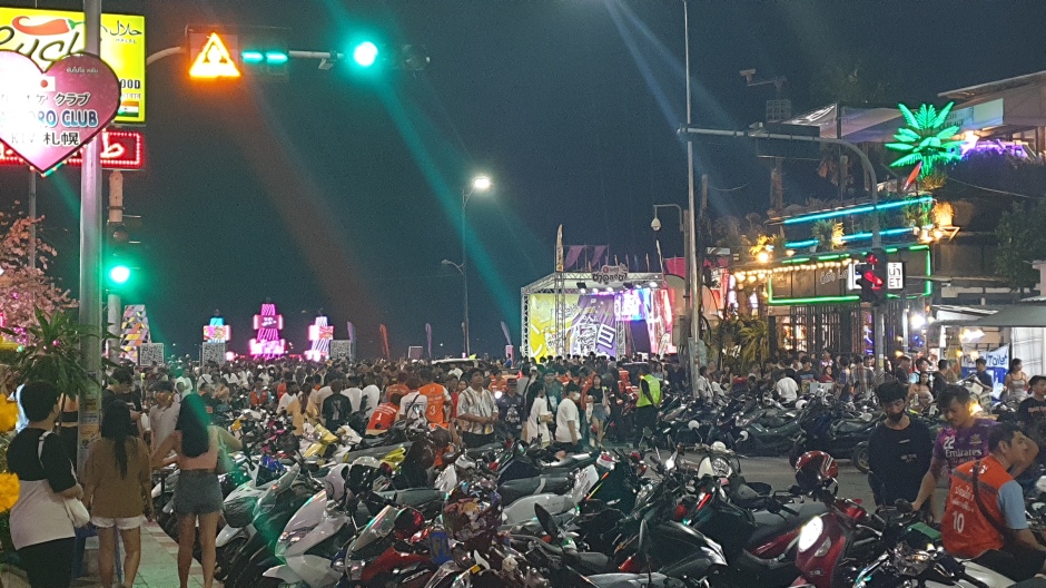 Unzählige geparkte Motorräder in der Pattaya Klang Road. Foto: Jahner