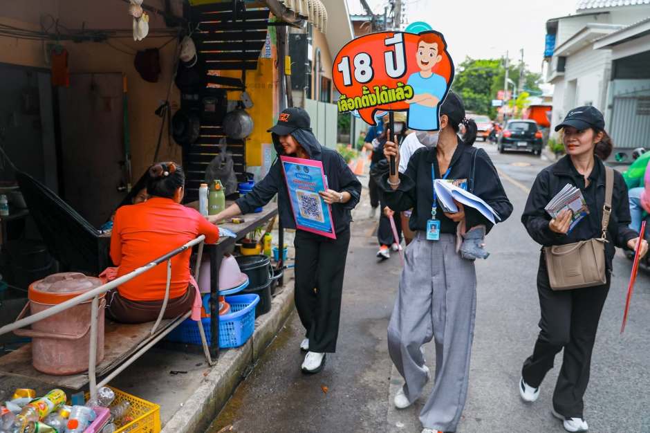 Anwohner werden direkt vor ihren Häusern über die bevorstehende Stadtrats- und Bürgermeisterwahl informiert. Bild: PR Pattaya
