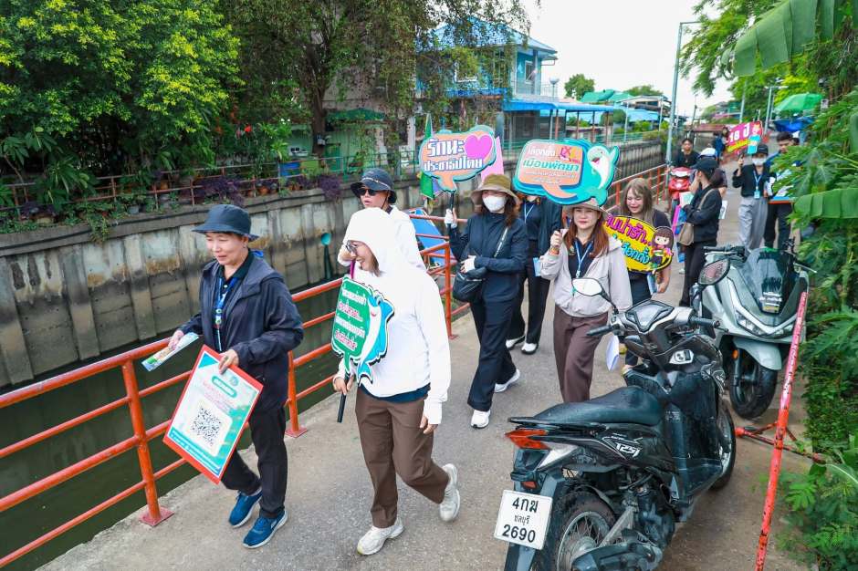 Mit Plakaten und Informationsmaterial ziehen die Wahlhelfer durch Wohngebiete im Stadtteil Naklua. Bild: PR Pattaya