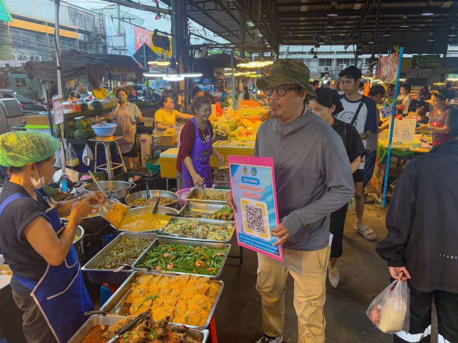 Auch auf dem Markt von Naklua werben Mitarbeiter der Stadt für eine hohe Wahlbeteiligung. Bild: PR Pattaya