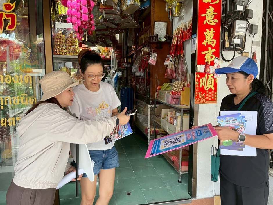 Informationsflyer und Hinweise zur Wahl werden bei Gesprächen mit Bürgern verteilt. Bild: PR Pattaya