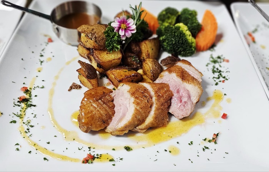 Rosa gebratene Entenbrust mit feiner Orangensauce sowie Bratkartoffeln und Gemüse aus dem aktuellen Wochenangebot. Bild: Jaybee'Swiss Restaurant
