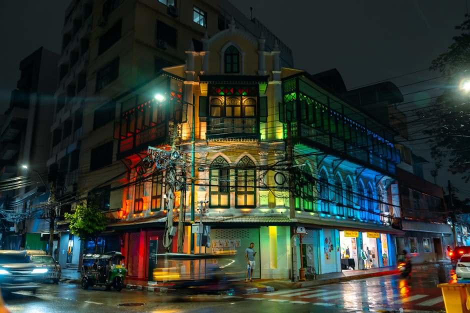 Historische Gebäude im Viertel Song Wat werden während des Festivals mit eindrucksvollen Lichtprojektionen und Farben in Szene gesetzt. Foto: Tourism Authority of Thailand