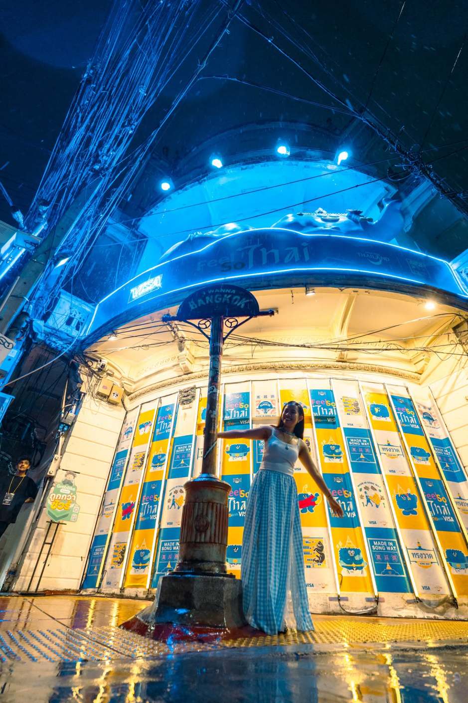 Eine der interaktiven Kunstinstallationen lädt Besucher dazu ein, Teil der Lichtinszenierungen entlang der Festivalroute zu werden. Foto: Tourism Authority of Thailand