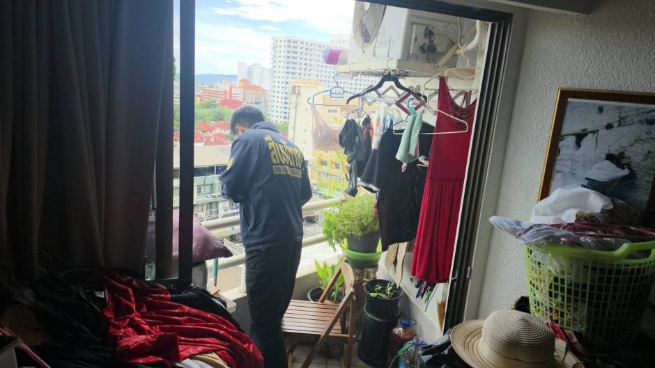 Ein Ermittler inspiziert den Balkon im achten Stock, von dem die Frau offenbar in die Tiefe sprang. Bild: TMN.TV