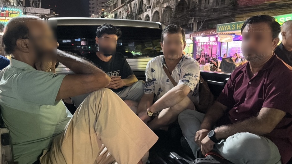 Die Verdächtigen wurden nach ihrer Festnahme zur weiteren Befragung abtransportiert. Bild: TMN.TV
