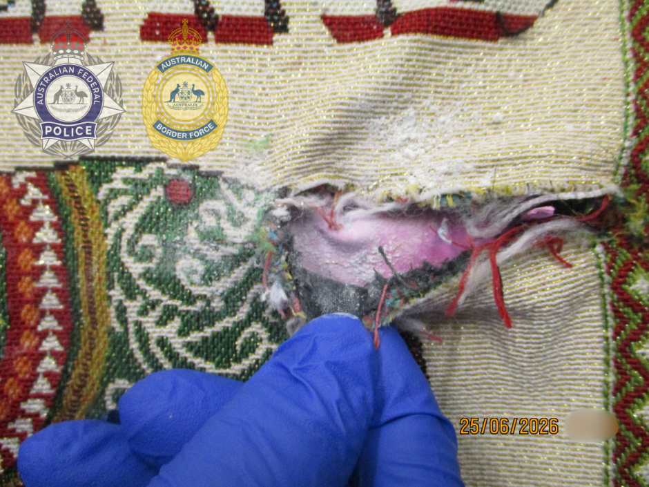 Bild 2: Nach Angaben der Ermittler war das mutmaßliche Heroin in den Futterstoff der Taschen eingenäht und dadurch zunächst verborgen. Bild: Australian Federal Police (AFP)