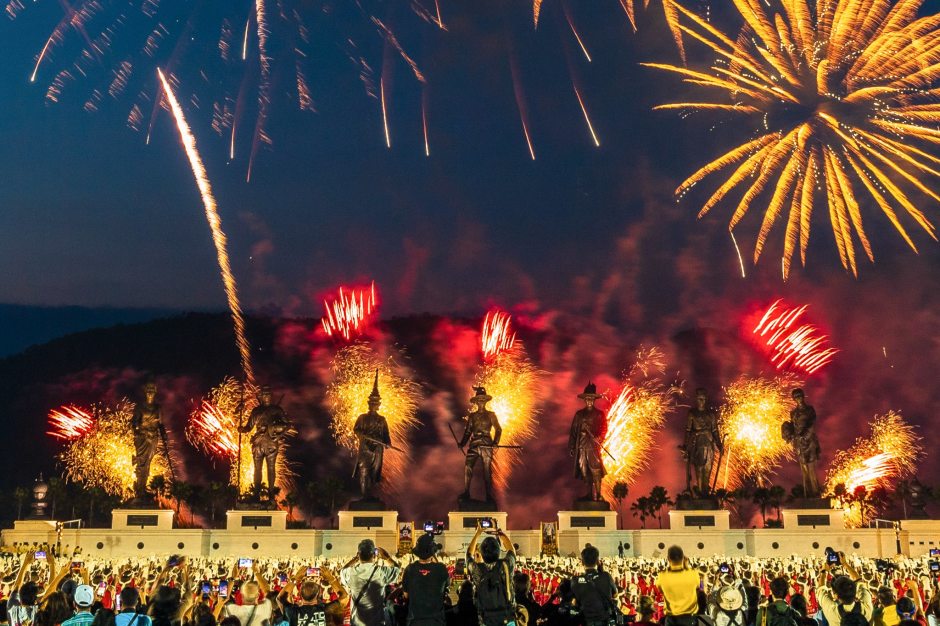 Feuerwerk über den Königsstatuen zum abendlichen Showprogramm.