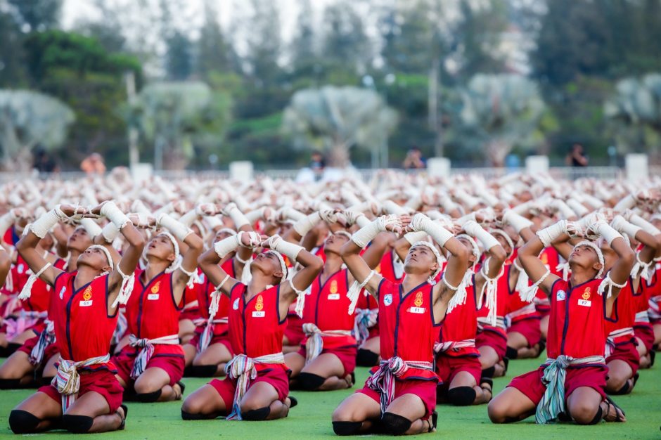 Gemeinsamer Wai-Khru-Ritus mit synchronen Bewegungen auf dem Festivalgelände.
