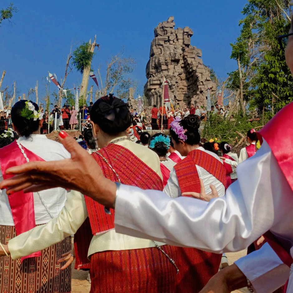 Teilnehmer einer traditionellen Zeremonie versammeln sich vor dem Tempel, um der Gefallenen zu gedenken und religiöse Rituale abzuhalten. Bild: Tourism Authority of Thailand Surin-Sisaket