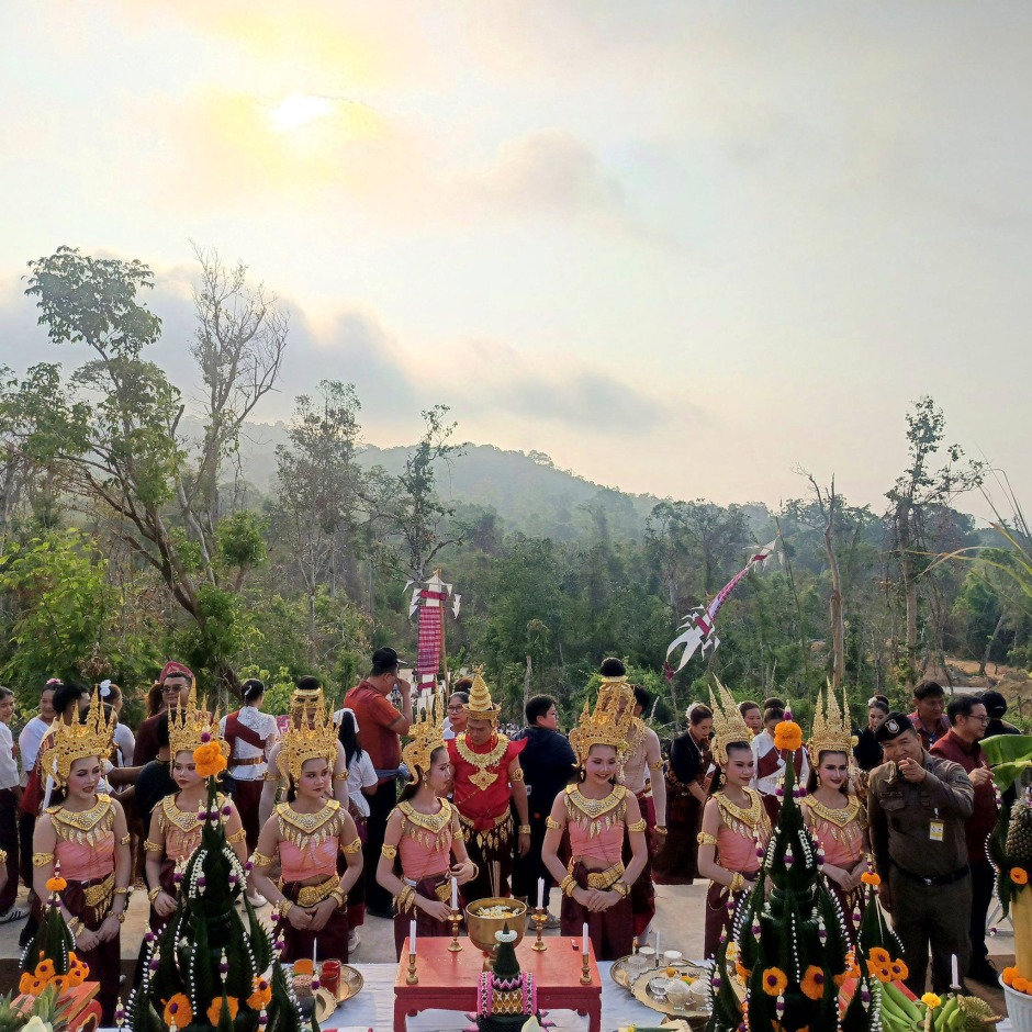 Tänzerinnen in traditioneller Kleidung begleiten die Zeremonie vor der Kulisse der Tempelruine mit kulturellen Darbietungen. Bild: Tourism Authority of Thailand Surin-Sisaket