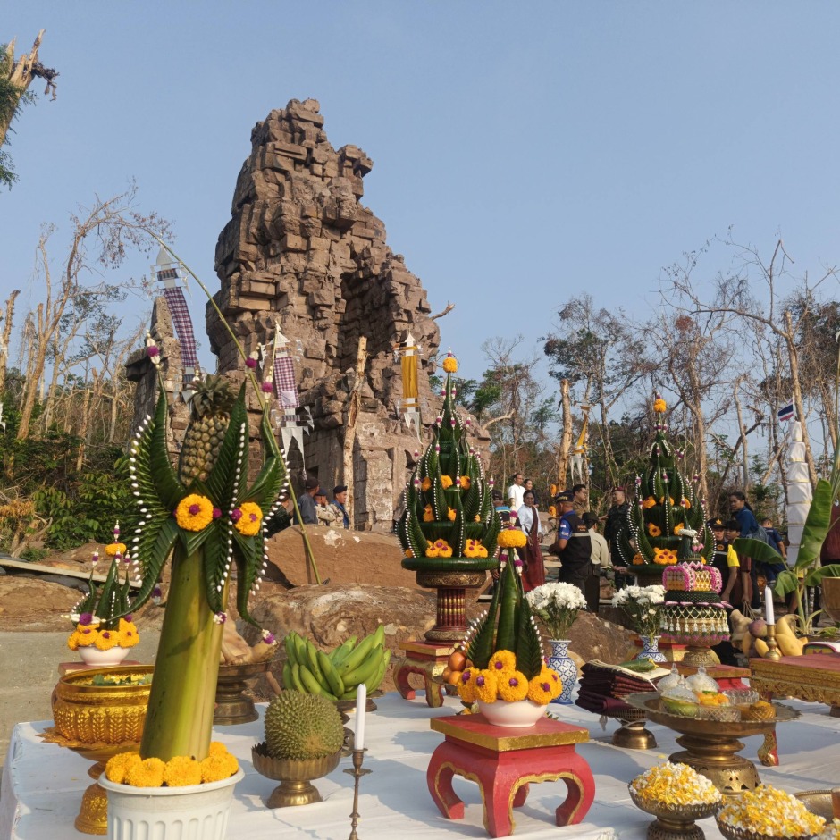 Opfergaben und kunstvoll arrangierte Dekorationen stehen im Mittelpunkt der religiösen Feierlichkeiten am Tempelgelände. Bild: Tourism Authority of Thailand Surin-Sisaket