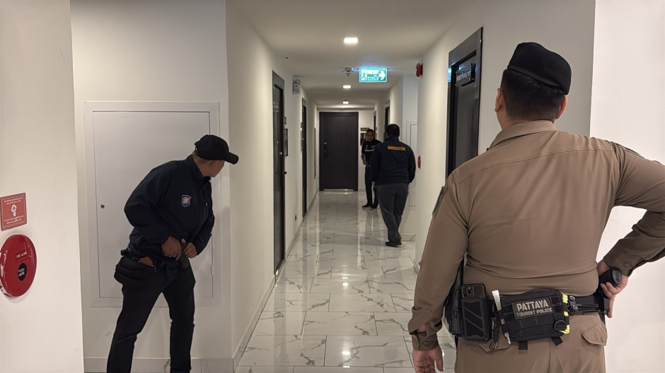 Kräfte von Polizei und Einwanderungsbehörde sichern den Tatort im Condominium. Bild: TMN.TV