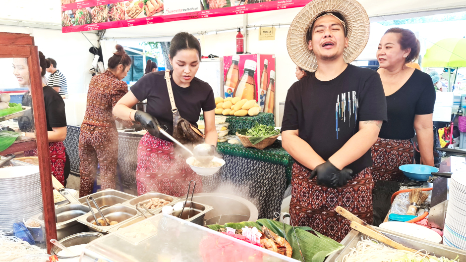 Freuen Sie sich auf einen großen Markt mit thailändischen Produkten.