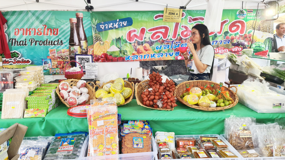 Eine große Marktmeile verwandelt das Areal der Stadthalle Bülach in ein thailändisches Schlaraffenland.