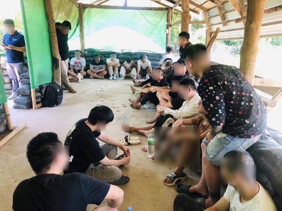 Flüchtlinge aus Myanmar warten in einem provisorischen Zeltlager auf ihre Registrierung durch die Behörden. Foto: Royal Thai Army