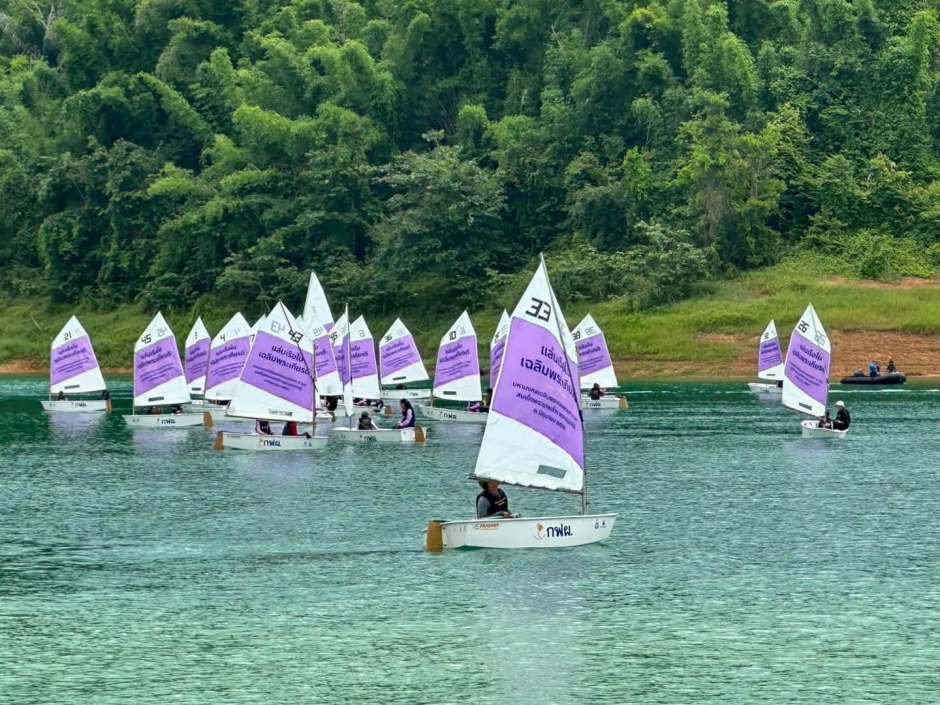 Junge Segler messen sich in der Optimist-Klasse auf dem natürlichen Regattakurs des Stausees. Bild: JS100 Radio